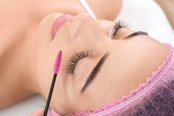 Young Woman Undergoing Eyelash Extensions Procedure Closeup — Stock Photo, Image
