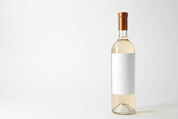 Garrafa Vinho Delicioso Com Rótulo Branco Fundo Branco — Fotografia de Stock