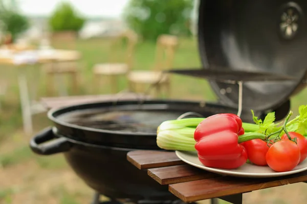 Piatto Con Verdure Vicino Barbecue All Aperto Primo Piano — Foto Stock