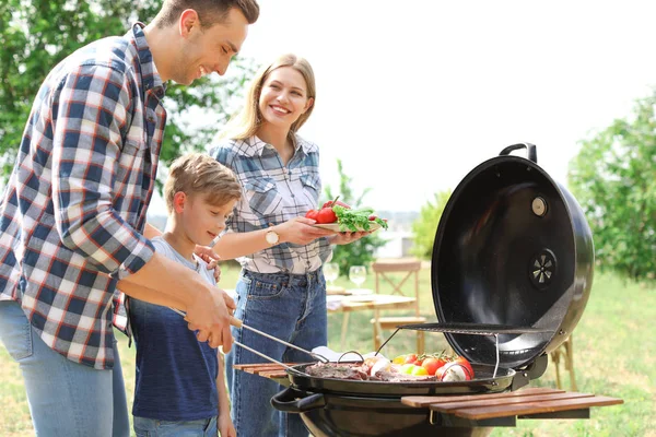 Famiglia Felice Avere Barbecue Con Barbecue Moderno All Aperto — Foto Stock