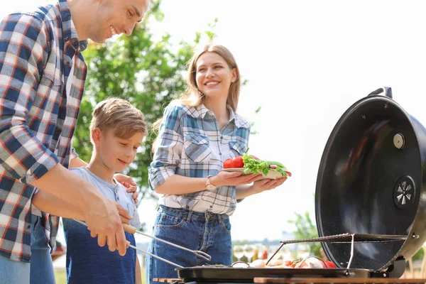 Família Feliz Ter Churrasco Com Churrasqueira Moderna Livre — Fotografia de Stock