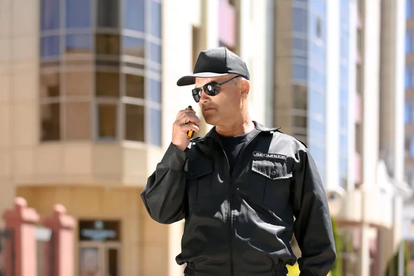 Penjaga Keamanan Pria Menggunakan Pemancar Radio Portabel Luar Ruangan — Stok Foto