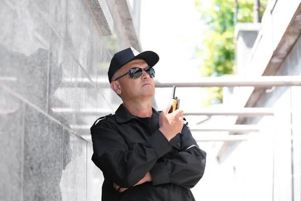 Gardien Sécurité Masculin Utilisant Émetteur Radio Portable Extérieur — Photo
