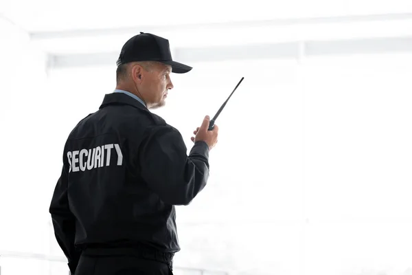 Guardia Sicurezza Maschile Utilizzando Trasmettitore Radio Portatile Sfondo Chiaro — Foto Stock