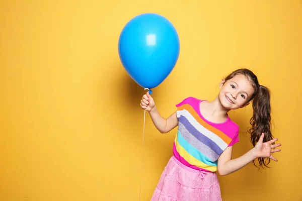 Balon Renk Arka Plan Üzerinde Ile Şirin Kız Doğum Günü — Stok fotoğraf
