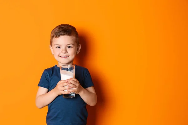 Lindo Niño Pequeño Con Vaso Leche Fondo Color — Foto de Stock