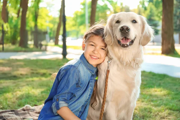 Carino Bambino Con Suo Animale Domestico Nel Parco Verde — Foto Stock