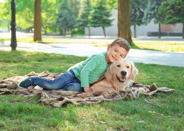 Criança Bonito Com Seu Animal Estimação Parque Verde — Fotografia de Stock
