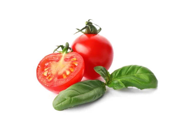 熟した赤いトマトとバジル ホワイト バック グラウンドの — ストック写真