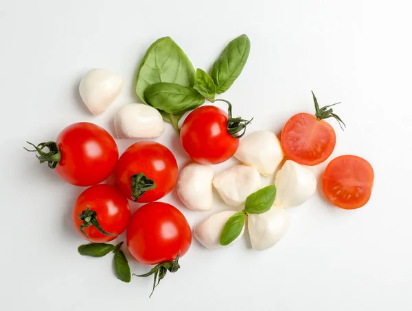 Tomates Rojos Maduros Bolas Queso Mozzarella Albahaca Sobre Fondo Blanco — Foto de Stock