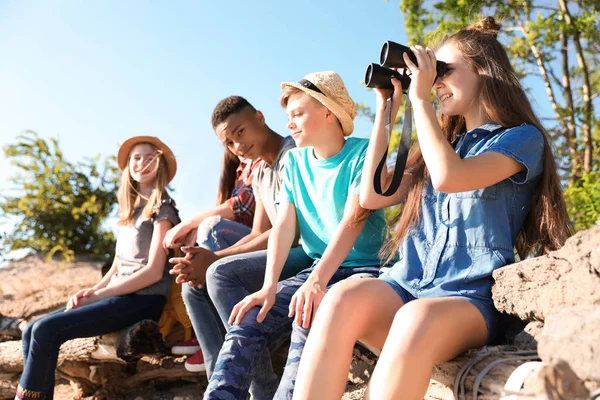 Grupp Barn Med Kikare Utomhus Sommarläger — Stockfoto