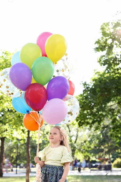 Linda Niña Con Globos Colores Aire Libre Día Soleado — Foto de Stock