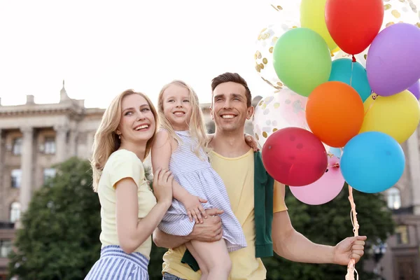 Lycklig Familj Med Färgglada Ballonger Utomhus Solig Dag — Stockfoto