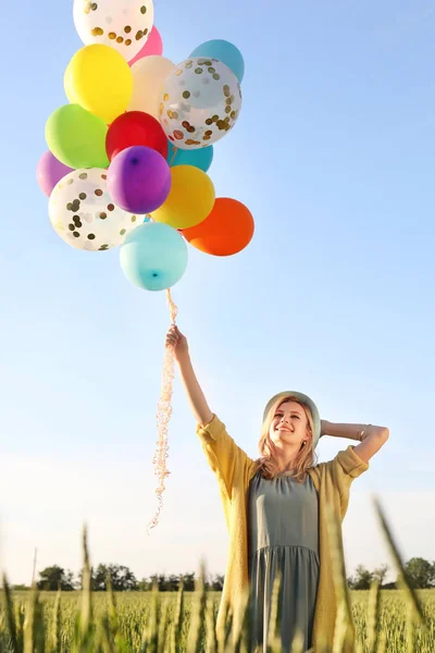 Молода Жінка Різнокольоровими Кульками Відкритому Повітрі Сонячний День — стокове фото