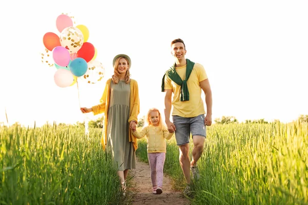 Lycklig Familj Med Färgglada Ballonger Utomhus Solig Dag — Stockfoto