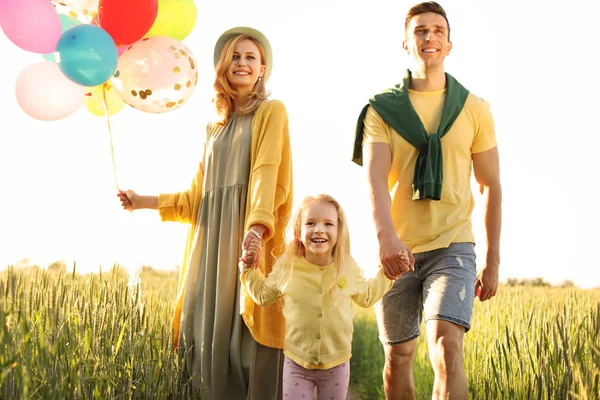 Lycklig Familj Med Färgglada Ballonger Utomhus Solig Dag — Stockfoto