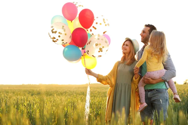 Glückliche Familie Mit Bunten Luftballons Sonnigen Tagen Freien — Stockfoto