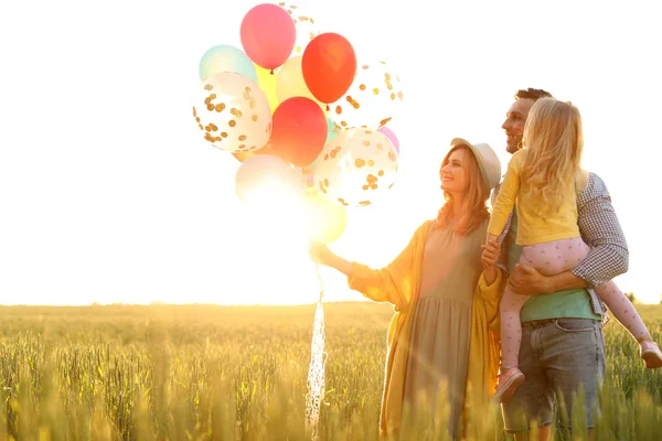 Gelukkige Familie Met Kleurrijke Ballonnen Buitenshuis Een Zonnige Dag — Stockfoto