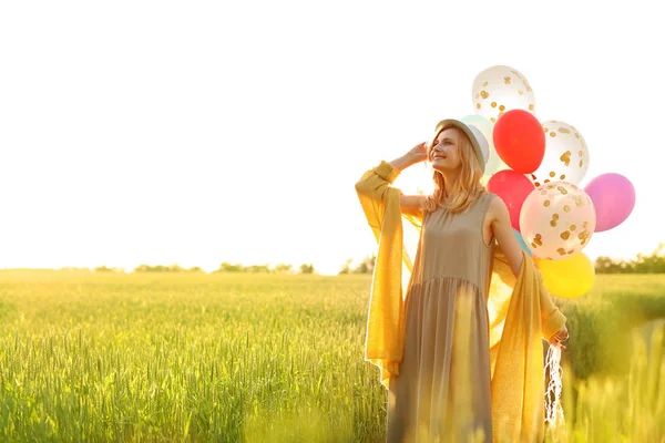 Giovane Donna Con Palloncini Colorati All Aperto Nella Giornata Sole — Foto Stock