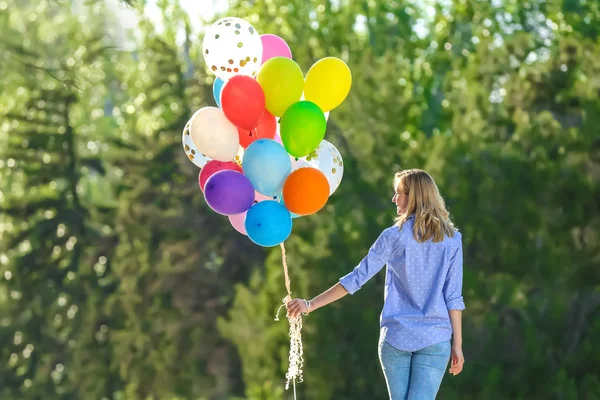 Молодая Женщина Красочными Воздушными Шарами Парке Солнечный День — стоковое фото