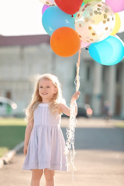 Schattig Meisje Met Kleurrijke Ballonnen Buitenshuis Een Zonnige Dag — Stockfoto