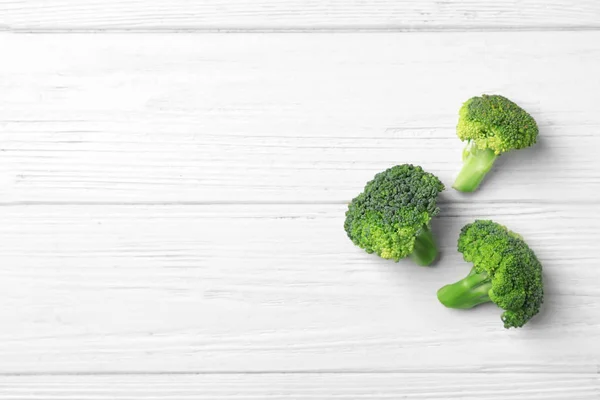 Brokoli Hijau Segar Pada Latar Belakang Kayu Tampilan Atas — Stok Foto