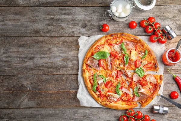 Leckere Pizza Mit Tomaten Und Fleisch Auf Holzboden — Stockfoto