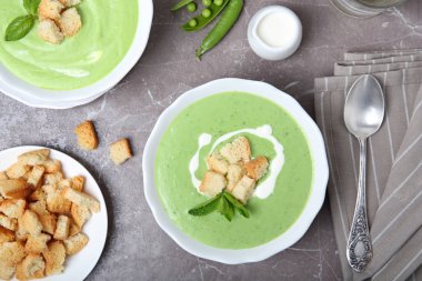 Gri zemin üzerine yeşil bezelye çorbası ile düz yatıyordu kompozisyon