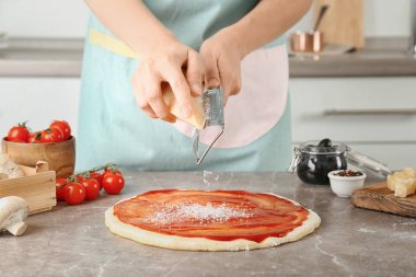 Izgara peynir pizza tablo üzerine kadın