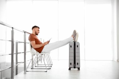 Havaalanında bavul ile genç adam