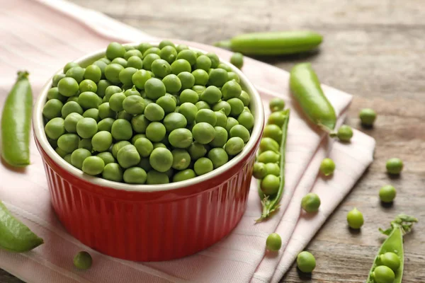 Cuenco Con Guisantes Verdes Mesa Madera — Foto de Stock