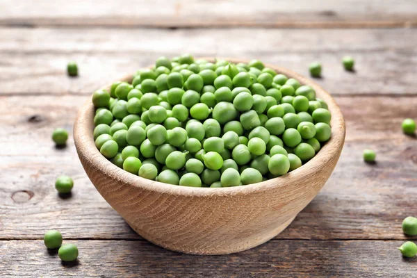 Tigela Com Deliciosas Ervilhas Verdes Frescas Mesa Madeira — Fotografia de Stock