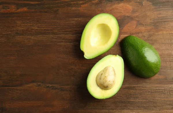 Deilige Modne Grønne Avokado Trebakgrunn Flott Utsikt – stockfoto