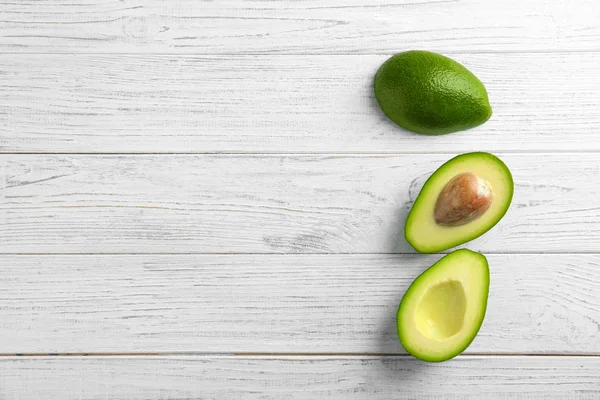 Gustosi Avocado Verdi Maturi Sfondo Legno Vista Dall Alto — Foto Stock