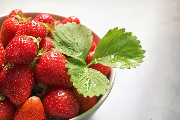 Cuenco Con Fresas Maduras Sobre Fondo Gris Primer Plano — Foto de Stock