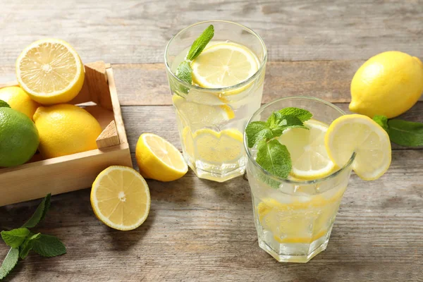 Gläser Natürliche Limonade Mit Minze Auf Dem Tisch — Stockfoto