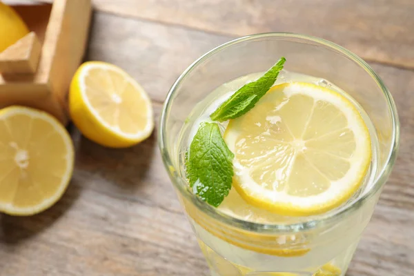 Glas Natürliche Limonade Mit Minze Auf Dem Tisch Nahaufnahme — Stockfoto