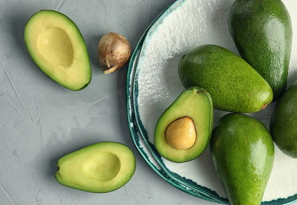 Plat Lag Samenstelling Met Rijpe Avocado Grijze Achtergrond — Stockfoto