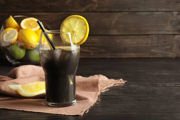 Glas Met Natuurlijke Zwarte Limonade Tafel — Stockfoto
