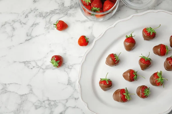 Flache Liegekomposition Mit Schokoladenüberzogenen Erdbeeren Auf Marmorhintergrund — Stockfoto
