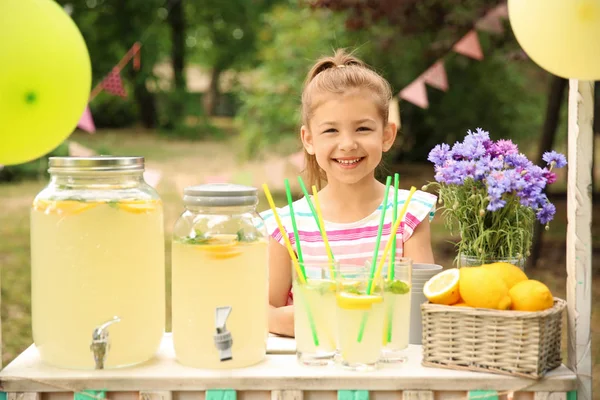 Liten Flicka Lemonadstånd Park — Stockfoto