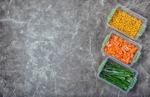 Πλαστικά Δοχεία Διαφορετική Κατεψυγμένα Λαχανικά Στο Τραπέζι Top View — Φωτογραφία Αρχείου