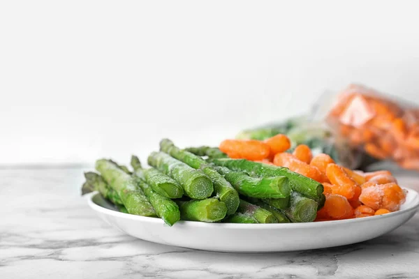 Prato Com Diferentes Vegetais Congelados Mesa — Fotografia de Stock