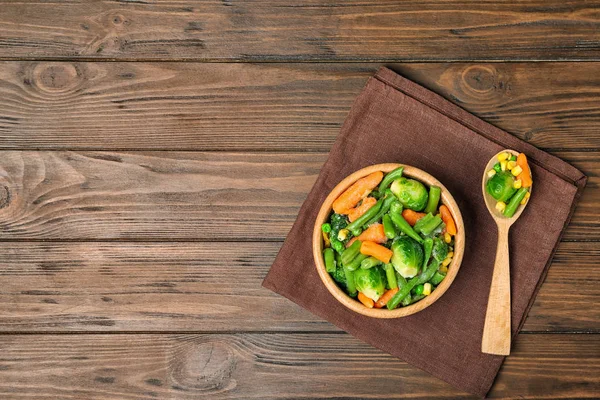 Kom Met Verschillende Diepvriesgroenten Houten Tafel Bovenaanzicht — Stockfoto