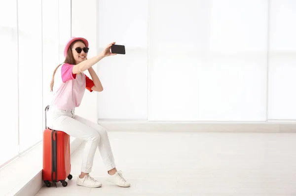 Fiatal Bőröndöt Repülőtéren — Stock Fotó