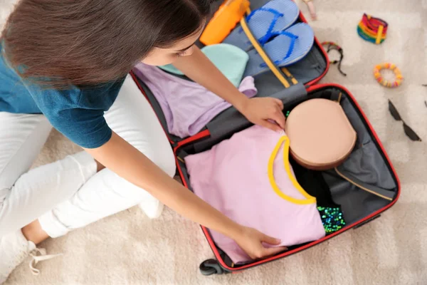 Joven Mujer Embalaje Maleta Para Viaje Verano Casa Vista Superior — Foto de Stock