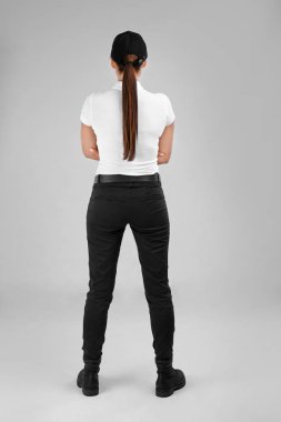 Renk arka plan üzerinde üniformalı kadın güvenlik görevlisi