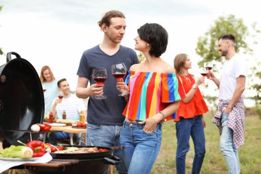 Gençler açık havada barbekü ile modern mangal partisi