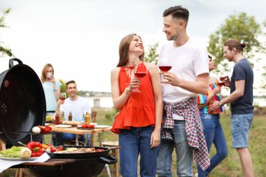 Gençler açık havada barbekü ile modern mangal partisi