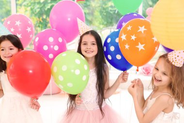 Balonlu Doğum günü partisinde kapalı şirin kızlar